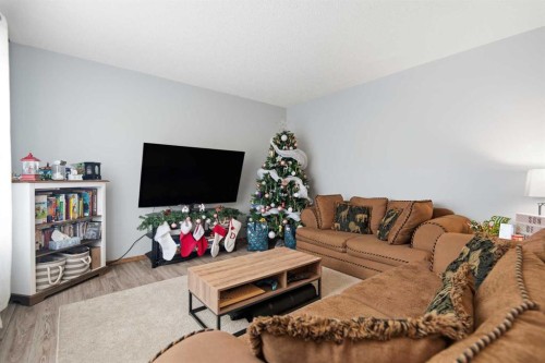 598-100 Jordan Parkway, Red Deer, AB - Indoor Photo Showing Living Room