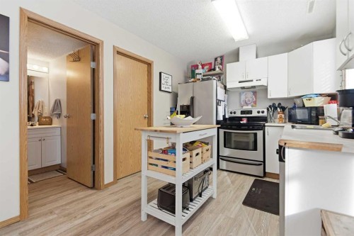 598-100 Jordan Parkway, Red Deer, AB - Indoor Photo Showing Kitchen