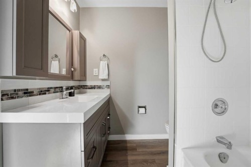 30 Comfort Close, Red Deer, AB - Indoor Photo Showing Bathroom