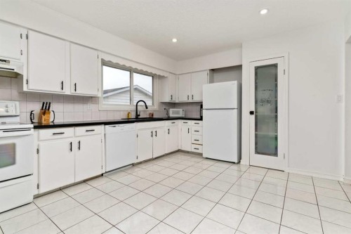 6603 Marler Dr, Camrose, AB - Indoor Photo Showing Kitchen