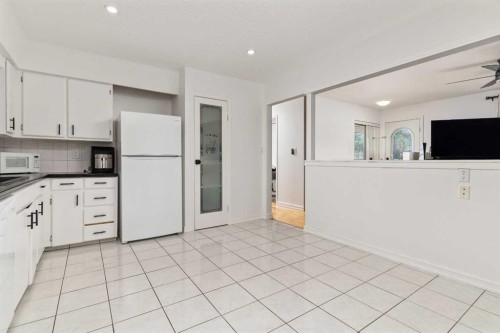 6603 Marler Dr, Camrose, AB - Indoor Photo Showing Kitchen