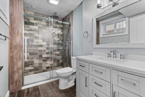 20 Oakfield Close, Red Deer, AB - Indoor Photo Showing Bathroom