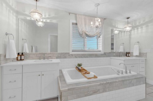 60 Thompson Crescent, Red Deer, AB - Indoor Photo Showing Bathroom