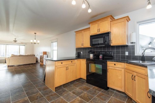 123 Bowman Circle, Sylvan Lake, AB - Indoor Photo Showing Kitchen