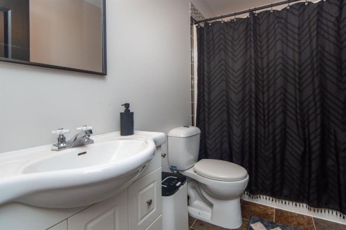 123 Bowman Circle, Sylvan Lake, AB - Indoor Photo Showing Bathroom