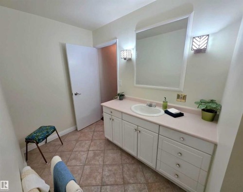 1012-11307 99 Avenue Nw, Edmonton, AB - Indoor Photo Showing Bathroom