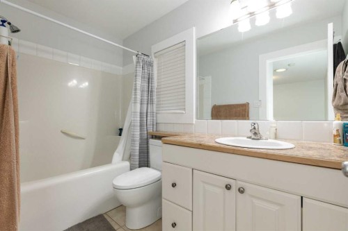 5032 47 Street, Sylvan Lake, AB - Indoor Photo Showing Bathroom