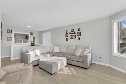 6006 57 Avenue, Ponoka, AB - Indoor Photo Showing Living Room
