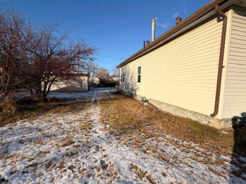 4832 49 Street, Hardisty, AB - Outdoor