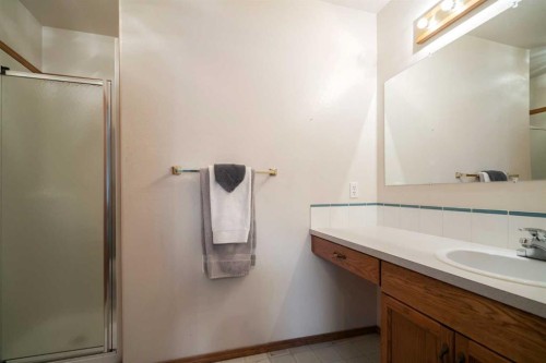 6502 55 Avenue, Camrose, AB - Indoor Photo Showing Bathroom