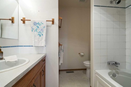 6502 55 Avenue, Camrose, AB - Indoor Photo Showing Bathroom