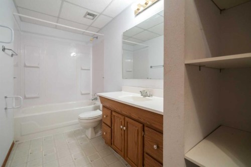 6502 55 Avenue, Camrose, AB - Indoor Photo Showing Bathroom