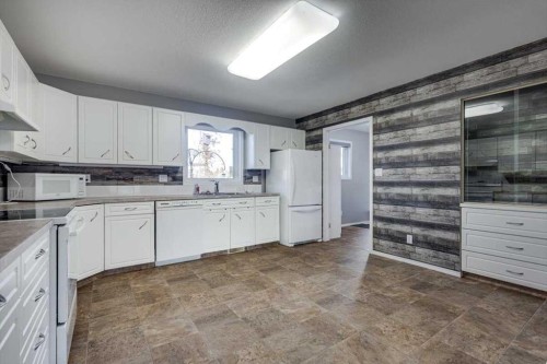 6110 38 Avenue, Stettler, AB - Indoor Photo Showing Kitchen