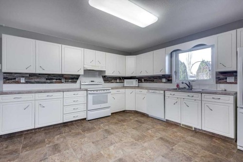 6110 38 Avenue, Stettler, AB - Indoor Photo Showing Kitchen With Double Sink
