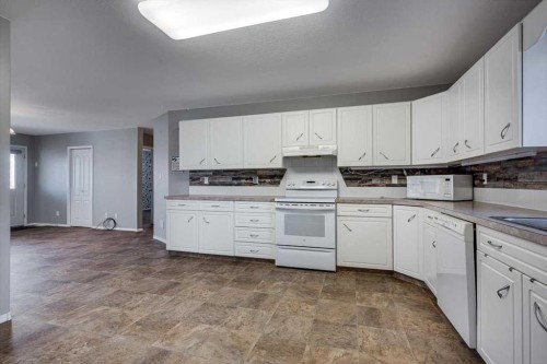 6110 38 Avenue, Stettler, AB - Indoor Photo Showing Kitchen