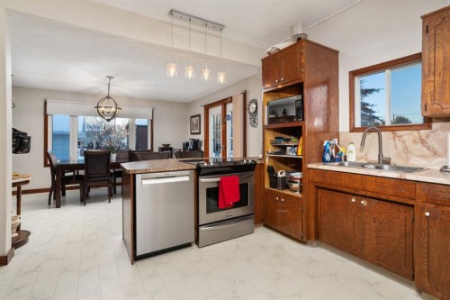 4825 51 St, Sedgewick, AB - Indoor Photo Showing Kitchen With Double Sink