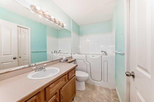 135 Kemp Avenue, Red Deer, AB - Indoor Photo Showing Bathroom