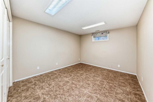 135 Kemp Avenue, Red Deer, AB - Indoor Photo Showing Other Room