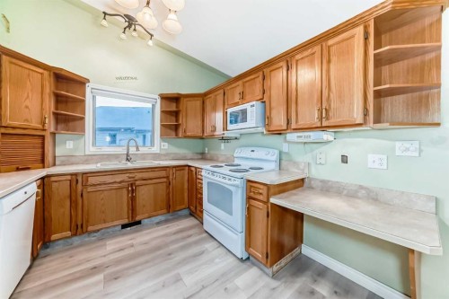 135 Kemp Avenue, Red Deer, AB - Indoor Photo Showing Kitchen