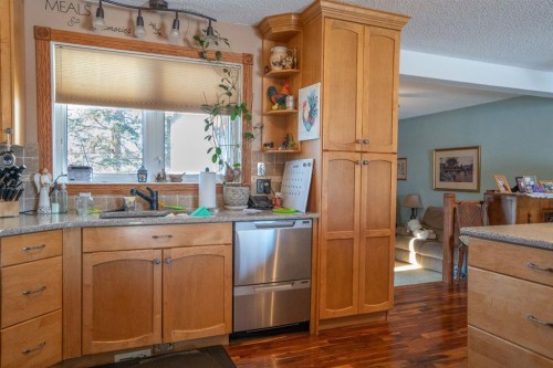 4508 47Th Street, Clive, AB - Indoor Photo Showing Kitchen
