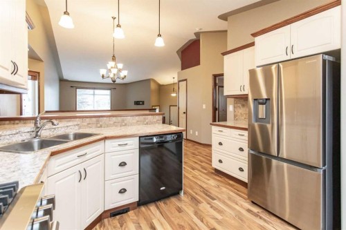 12 Irving Crescent, Red Deer, AB - Indoor Photo Showing Kitchen With Double Sink With Upgraded Kitchen