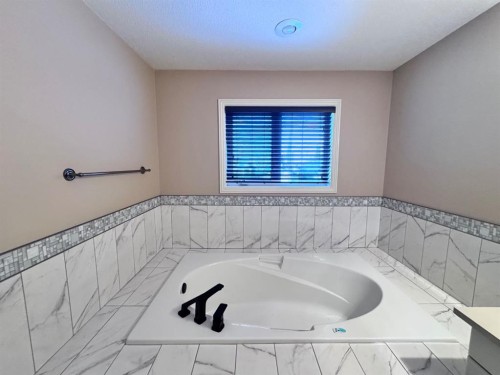 116 Allwright Close, Red Deer, AB - Indoor Photo Showing Bathroom