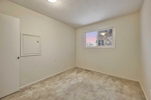 6121 Hamilton Drive, Red Deer, AB - Indoor Photo Showing Other Room