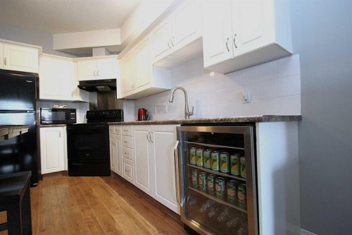 203-4512 52 Avenue, Red Deer, AB - Indoor Photo Showing Kitchen