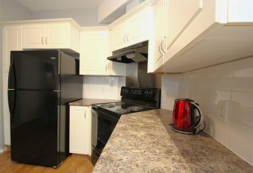 203-4512 52 Avenue, Red Deer, AB - Indoor Photo Showing Kitchen