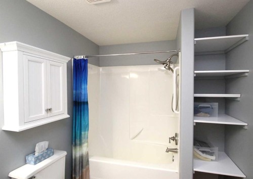 203-4512 52 Avenue, Red Deer, AB - Indoor Photo Showing Bathroom