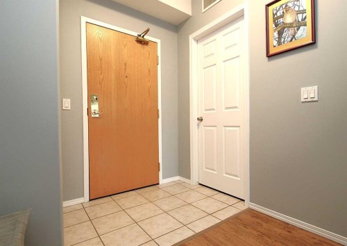 203-4512 52 Avenue, Red Deer, AB - Indoor Photo Showing Other Room