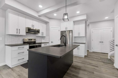 119 Crestview Boulevard, Sylvan Lake, AB - Indoor Photo Showing Kitchen With Stainless Steel Kitchen With Double Sink With Upgraded Kitchen