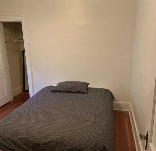 133 10 Avenue Ne, Calgary, AB - Indoor Photo Showing Bedroom