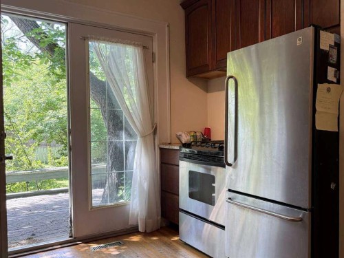 133 10 Avenue Ne, Calgary, AB - Indoor Photo Showing Kitchen