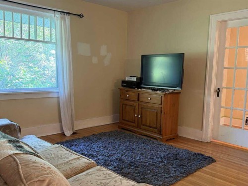 133 10 Avenue Ne, Calgary, AB - Indoor Photo Showing Bedroom