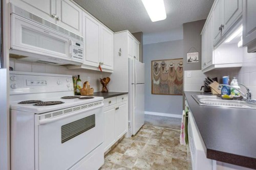 13-7 Stanton Street, Red Deer, AB - Indoor Photo Showing Kitchen