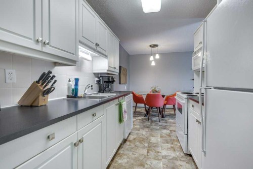 13-7 Stanton Street, Red Deer, AB - Indoor Photo Showing Kitchen