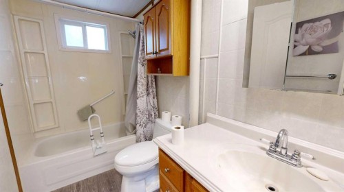 6007 Spruce Drive, Stettler, AB - Indoor Photo Showing Bathroom