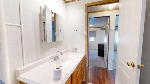 6007 Spruce Drive, Stettler, AB - Indoor Photo Showing Bathroom