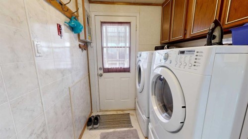 6007 Spruce Drive, Stettler, AB - Indoor Photo Showing Laundry Room