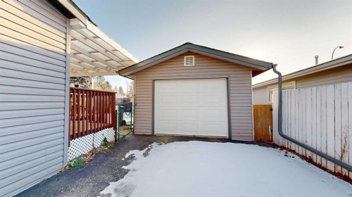 6007 Spruce Drive, Stettler, AB - Outdoor With Exterior
