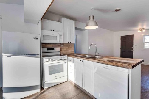 205 Trochu Avenue, Trochu, AB - Indoor Photo Showing Kitchen With Double Sink