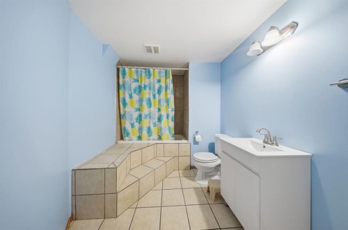 5905 61 Avenue, Ponoka, AB - Indoor Photo Showing Bathroom