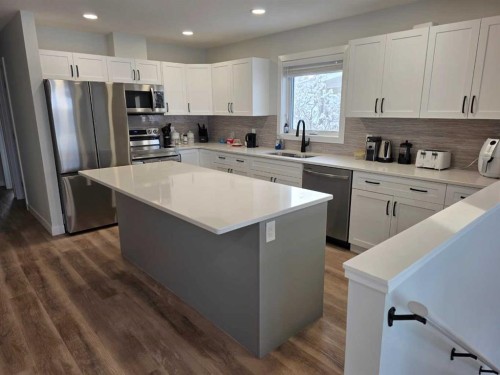 505 Peever, Acme, AB - Indoor Photo Showing Kitchen