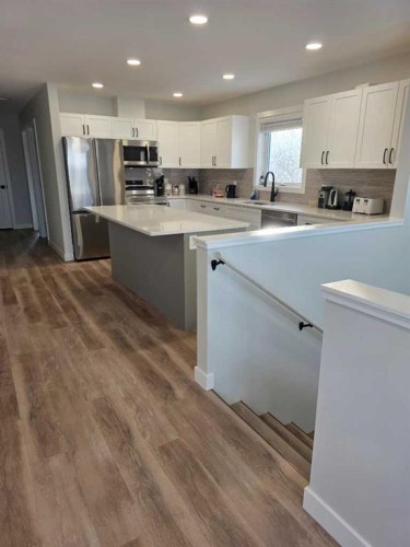 505 Peever, Acme, AB - Indoor Photo Showing Kitchen