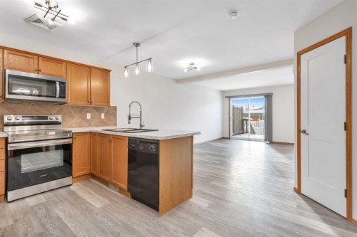 3 Lark Close, Sylvan Lake, AB - Indoor Photo Showing Kitchen