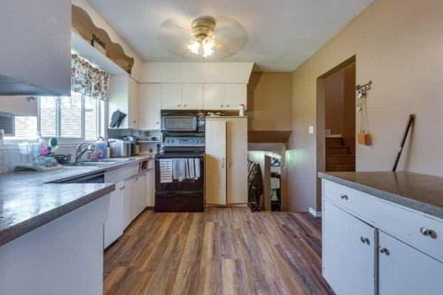 36258 Range Road 275, Rural Red Deer County, AB - Indoor Photo Showing Kitchen