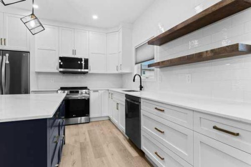 4-4413 48 Avenue, Sylvan Lake, AB - Indoor Photo Showing Kitchen With Upgraded Kitchen