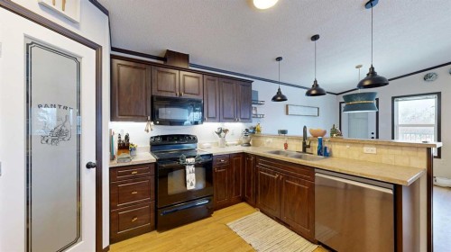 105 5 Avenue, Gadsby, AB - Indoor Photo Showing Kitchen With Double Sink
