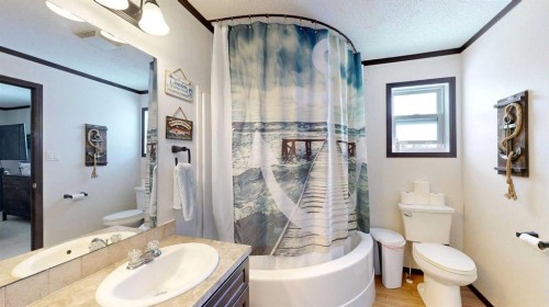 105 5 Avenue, Gadsby, AB - Indoor Photo Showing Bathroom